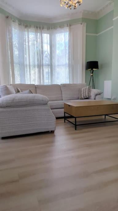 Entire Home In York City Bagian luar foto